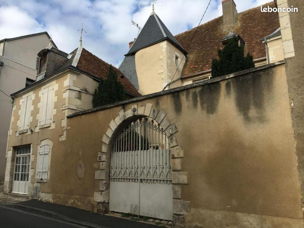 Апарт готель Le Logis De Saint Cyr Ісуден Екстер'єр фото